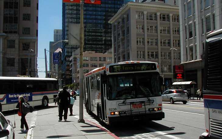 San Francisco MUNI Neoplan AN460 artic